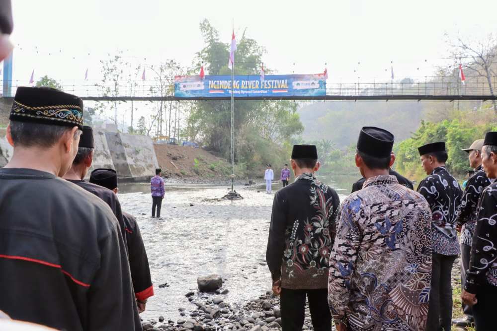 Ratusan Warga Ngindeng Ponorogo Gelar Upacara HUT RI di Tengah Sungai
