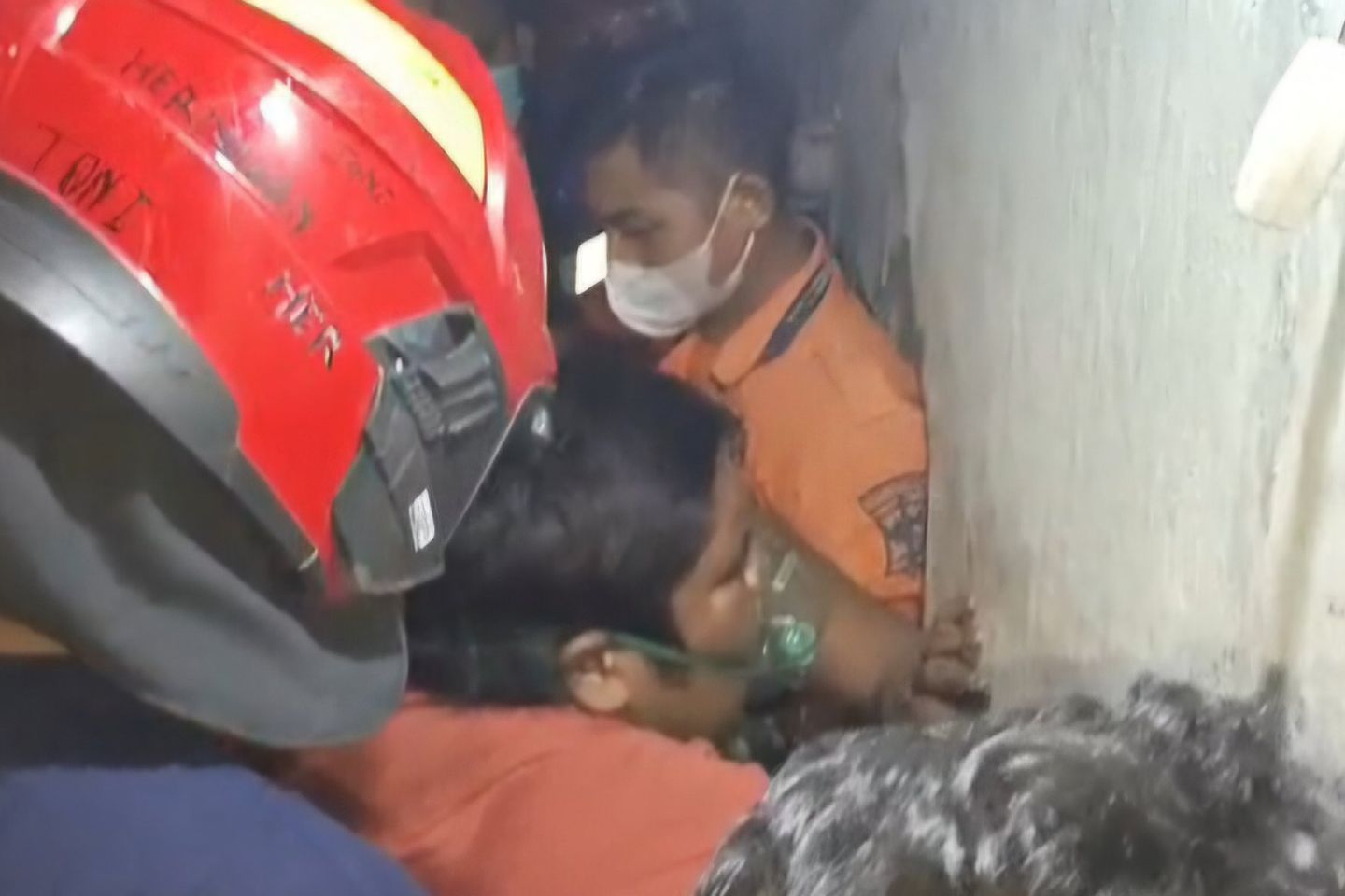 Lewati Gang Sempit, Damkar dan BPBD Surabaya Evakuasi Remaja Obesitas
