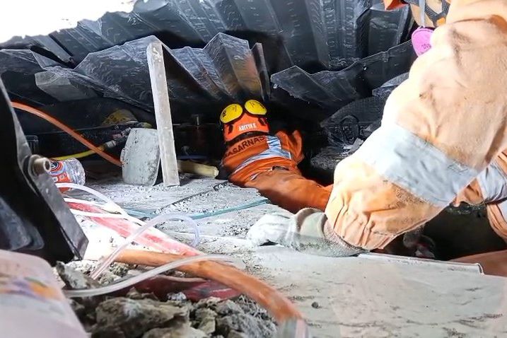 Tim SAR Evakuasi Dua Santri Al Khoziny, Satu Selamat dan Satu Meninggal Dunia