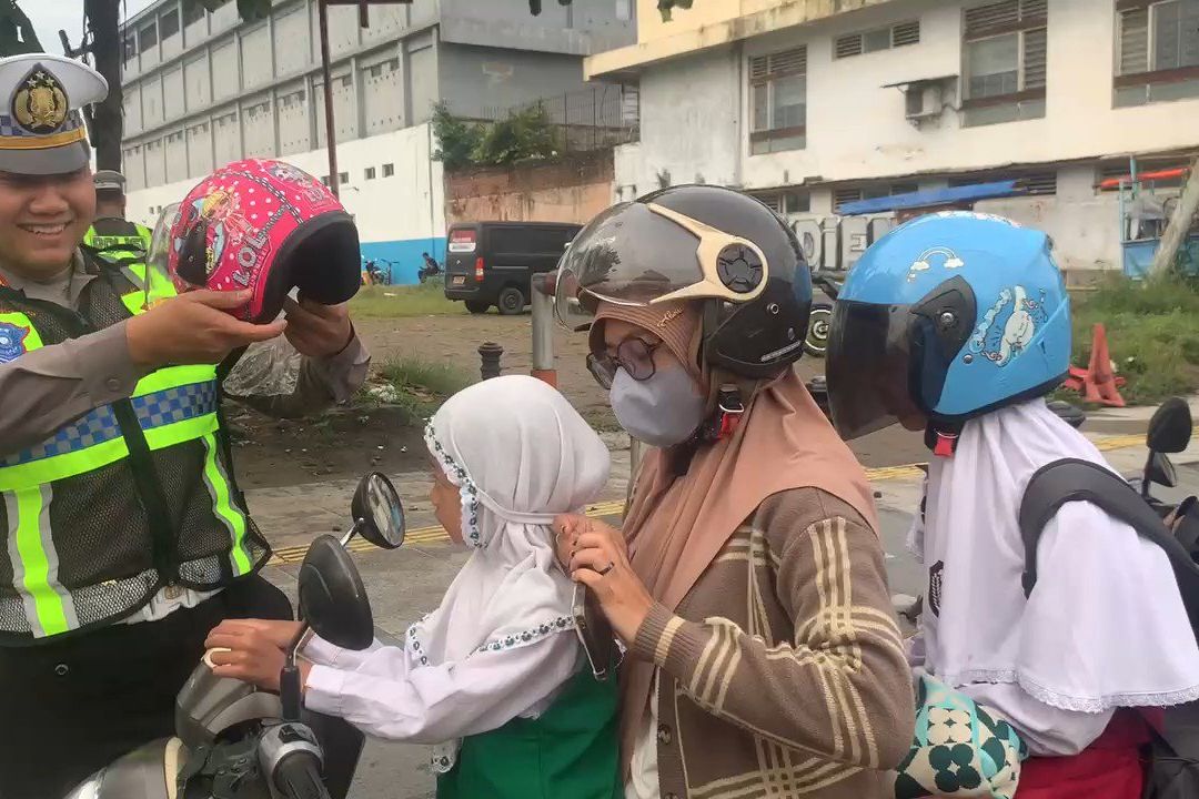 Edukasi Tertib Lalu Lintas, Satlantas Polres Ponorogo Bagikan Helm dan Cokelat