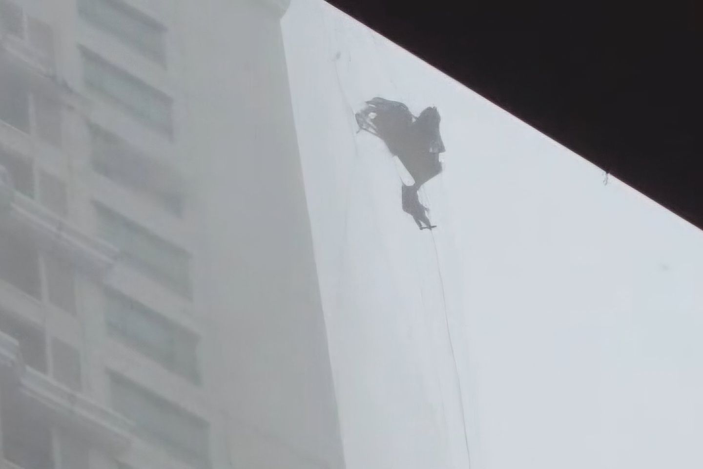Surabaya Diterjang Badai, Seorang Operator Gondola Meninggal di Luar Lantai 25 Apartemen