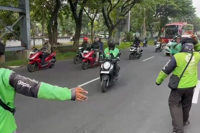 Massa Ojol di Surabaya Turun ke Jalan, Polisi Lakukan Rekayasa Lalu Lintas