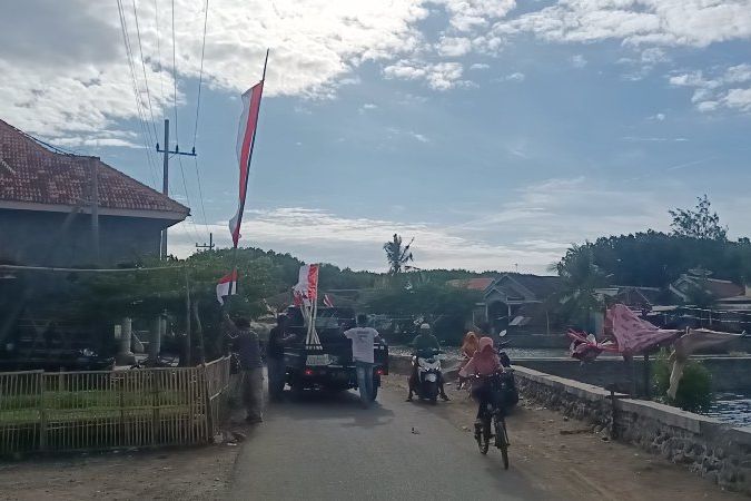 HUT RI ke-77, Warga Pesisir Probolinggo Pasang Ratusan Bendera Merah Putih