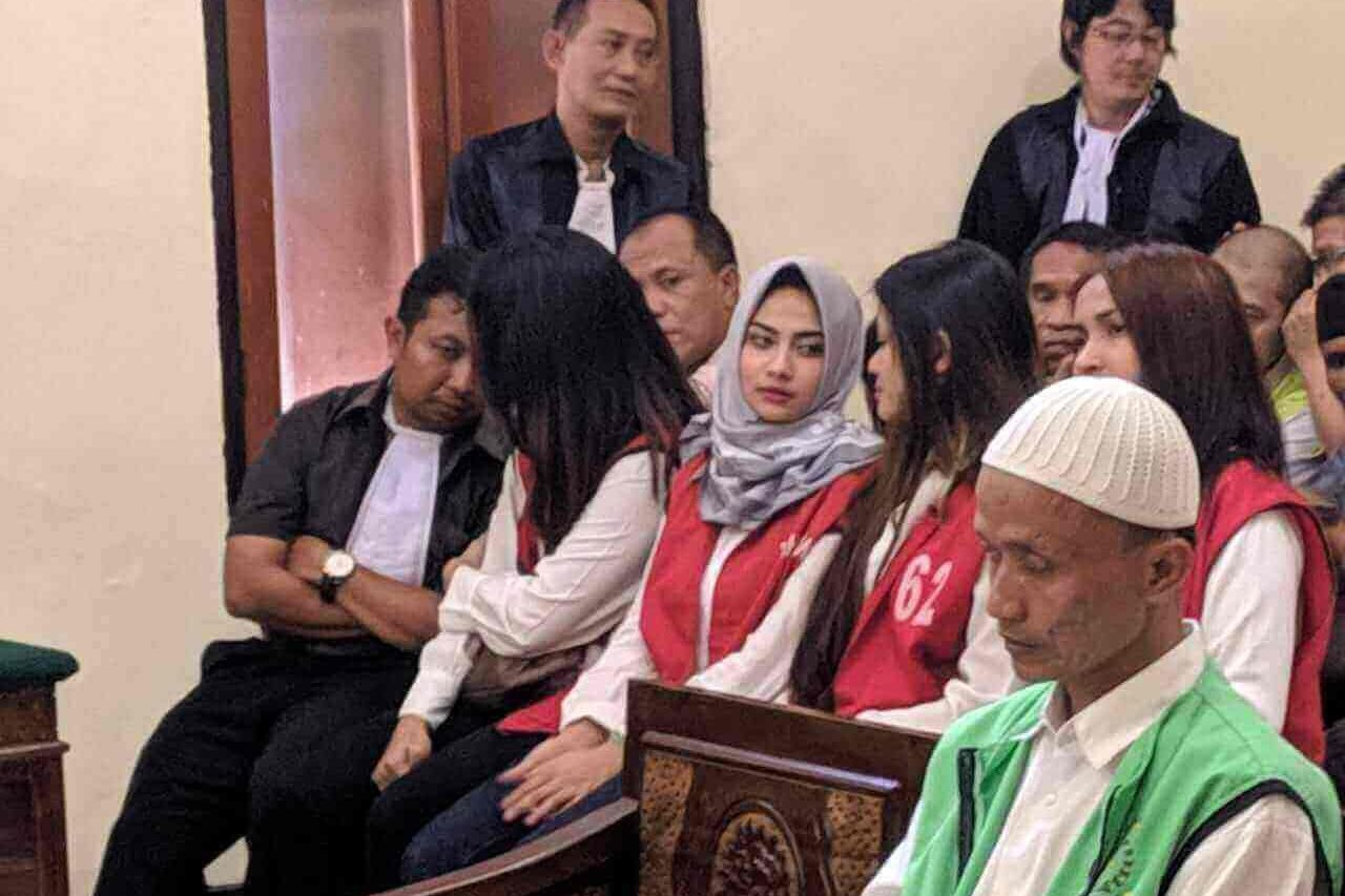 Vanessa Angel Jalani Sidang Kenakan Kerudung Pemberian Pacarnya