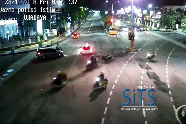Beredar Video Mobil Tabrak Pemotor Hingga Terpental di Surabaya