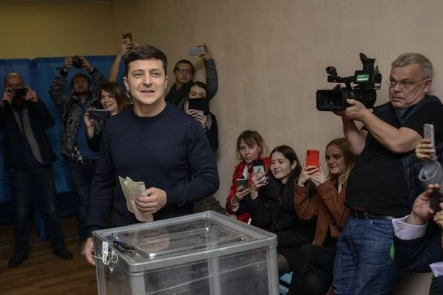 Komedian Volodymyr Zelensky Pimpin Perolehan Pilpres Ukraina