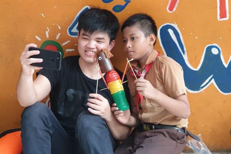 Kampung Ikan Kerapu Dapatkan Pelatihan Membuat Wayang Berbahan Dasar Botol Plastik