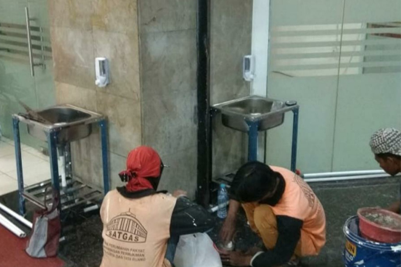 Antisipasi Corona, Puluhan Westafel Dipasangan di Sudut Fasum Surabaya