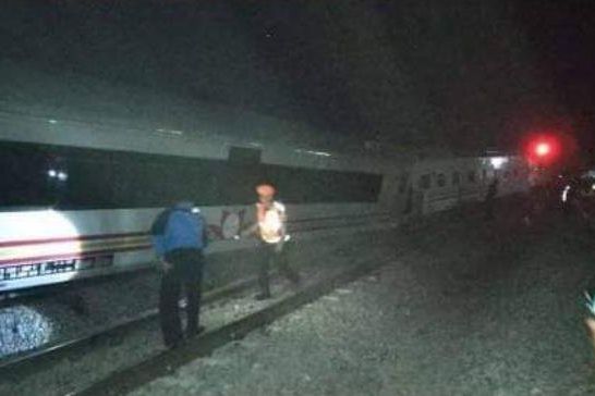 KA Wijaya Kusuma Anjlok, 151 Penumpang Dinaikkan Bus