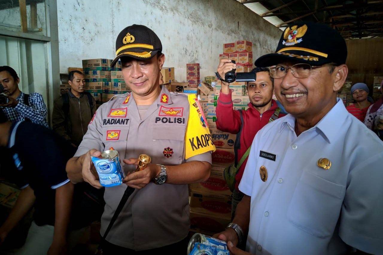 Wabup Ponorogo Temukan Kaleng Susu Rusak dalam Sidak Ramadan