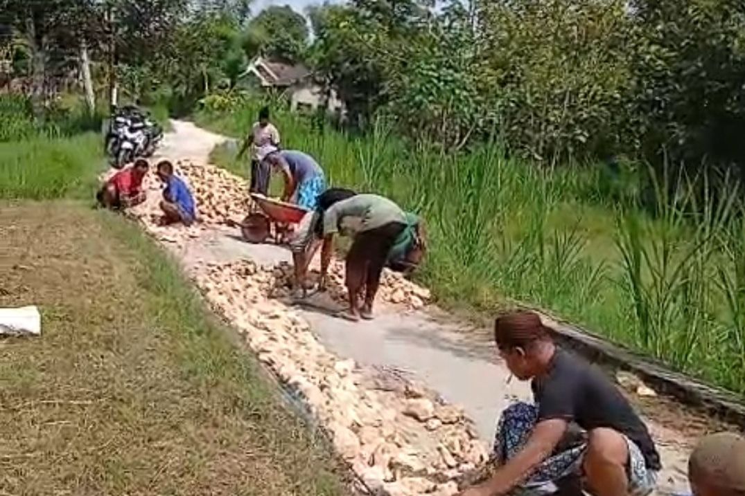 Warga Sampang Perbaiki Jalan Rusak Bertahun-tahun Secara Swadaya, Dana Tembus Rp171 Juta