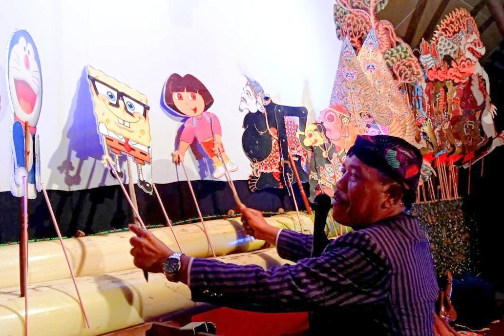 Kenalkan Seni pada Anak-anak, Ki Puguh Tampilkan Wayang Spongebob