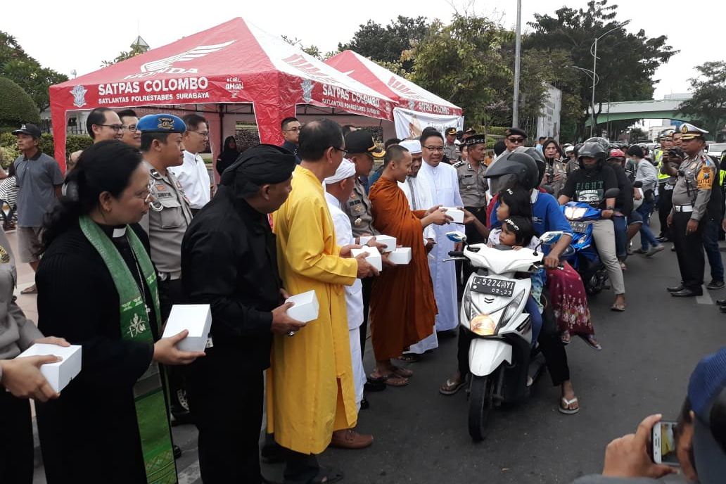 Jaga Kerukunan Antar Umat, Polisi Bersama Lintas Agama Bagi Takjil