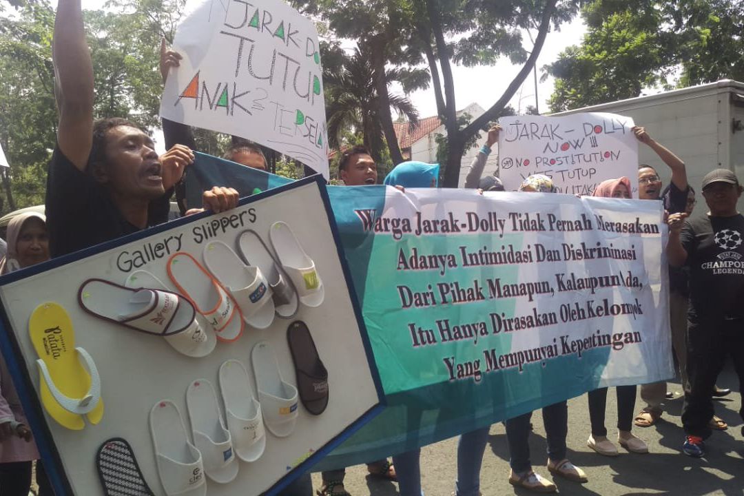 Tolak Rumah Musik Warga Eks Lokalisasi Dolly Jarak Demo