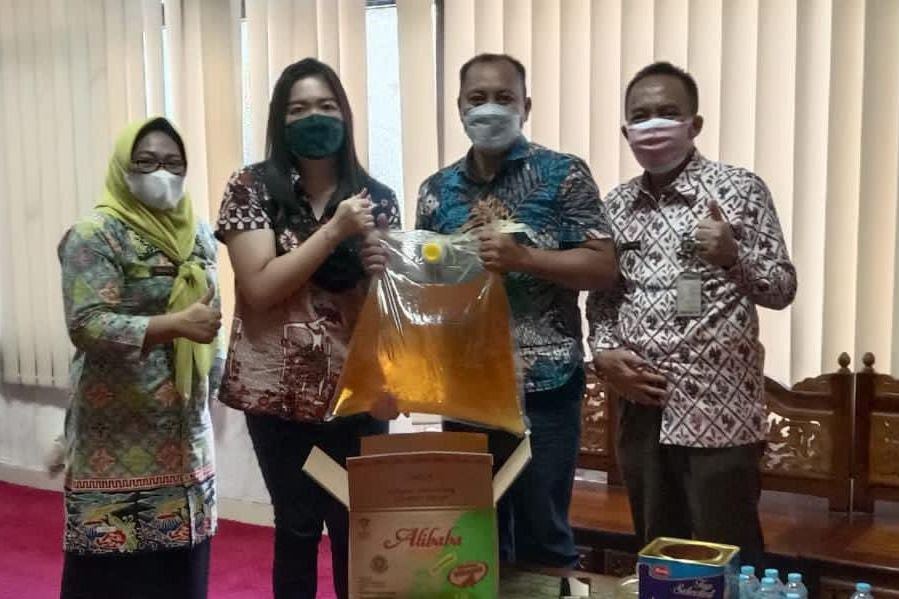 Ribuan Liter Minyak Goreng Didistribusikan untuk UMKM di Probolinggo 
