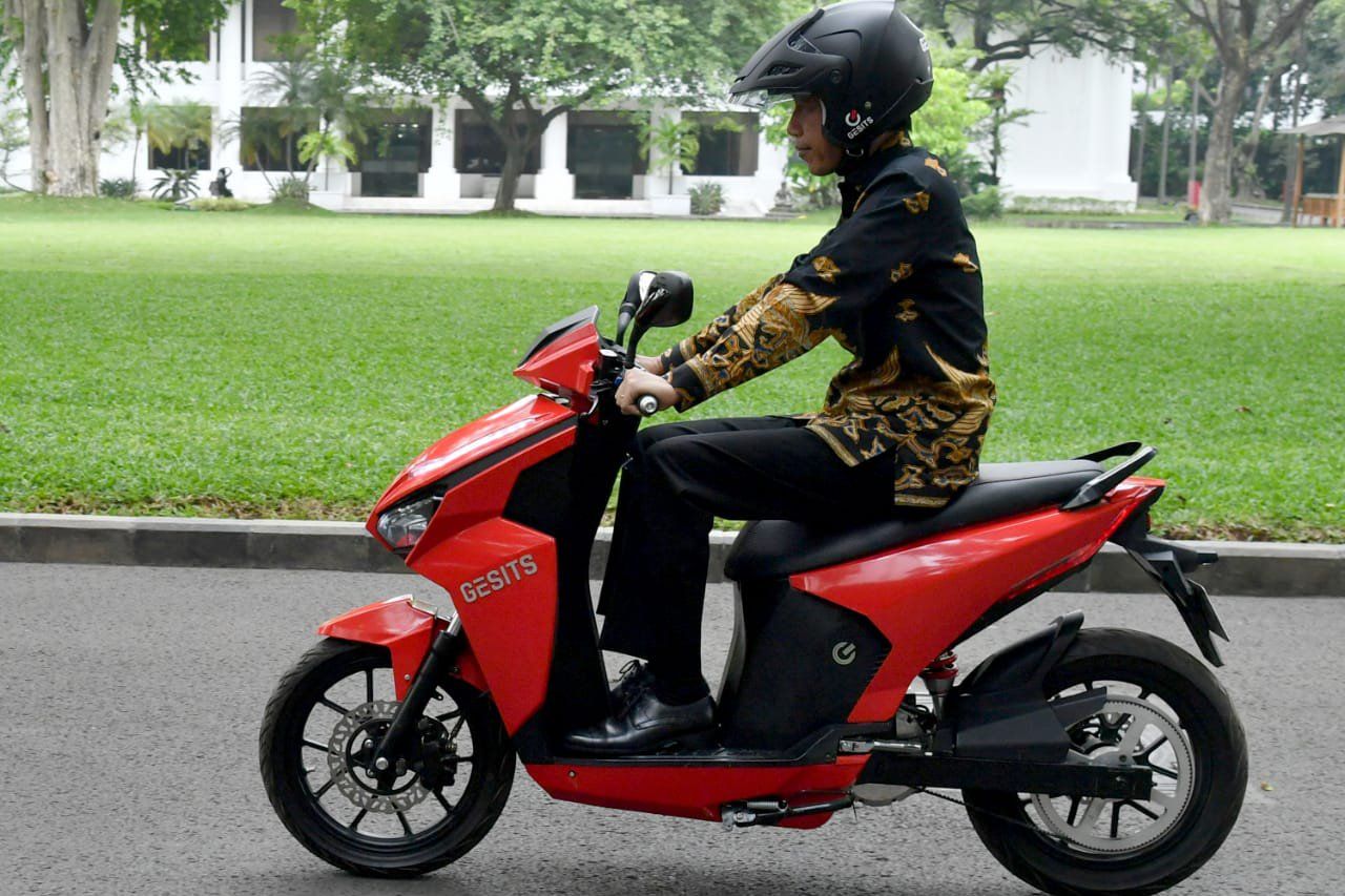 Presiden Jokowi Jajal Motor Listrik Bikinan ITS
