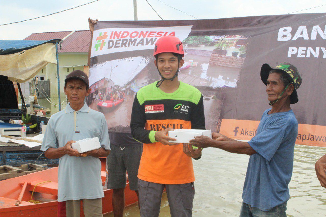 ACT-MRI Jatim Salurkan Bantuan Pangan Untuk Korban Banjir Gresik