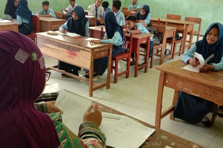 Perjuangan Guru Honorer di Sampang Tempuh 36 KM Untuk Mengajar