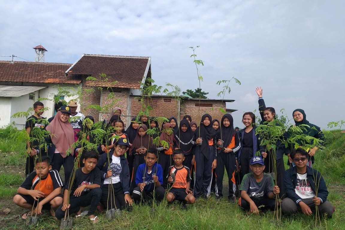Mahasiswa KKN Unej Ajak Generasi Milenial Tanam Ribuan Pohon dan Buah di Bantaran Sungai Brantas