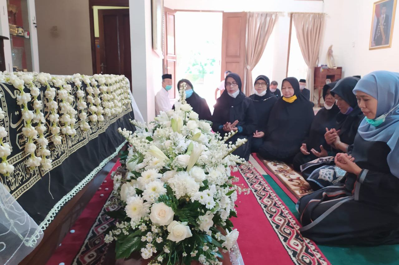 Sosok Almarhumah Ibunda Jokowi di Mata Khofifah