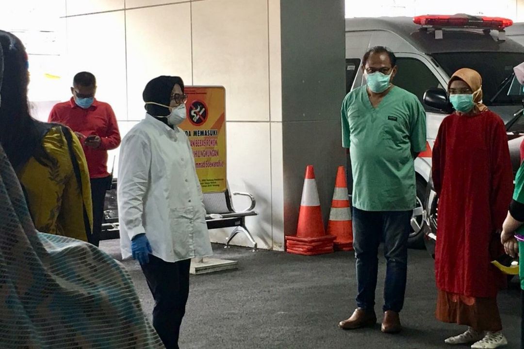 Risma Imbau Dokter dan Paramedis Pakai APD Terbaik dan Lengkap