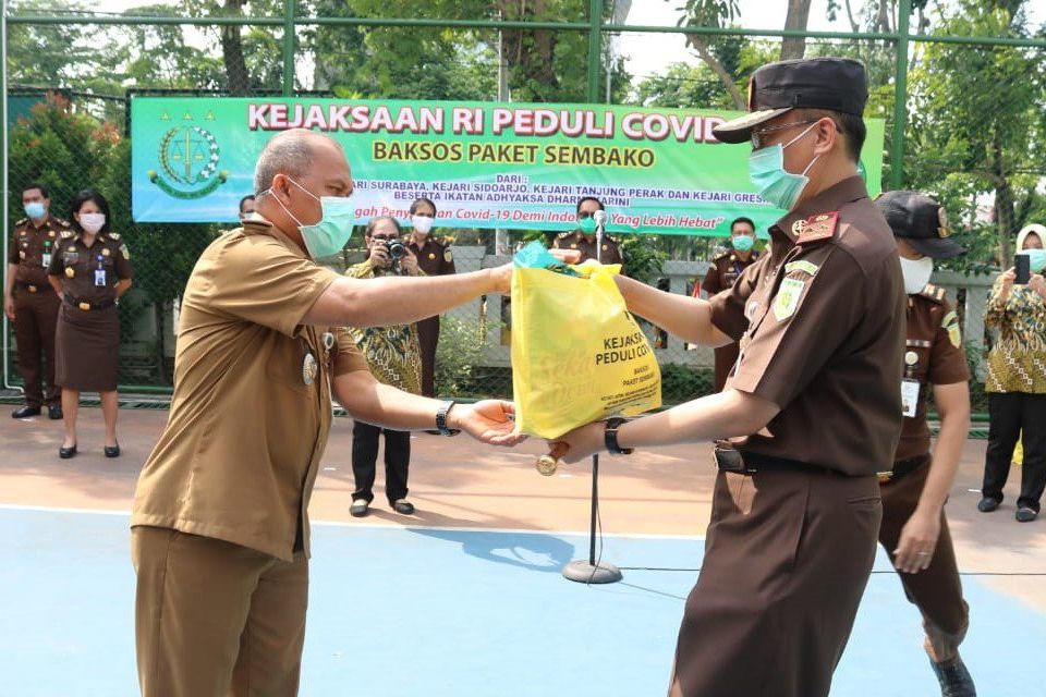 Kejati Jatim Salurkan Bantuan Paket Sembako untuk Warga Terdampak Covid-19
