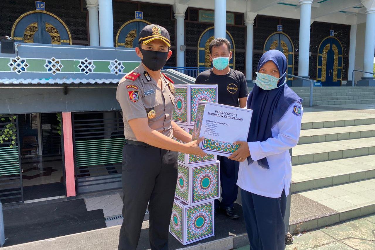 Peduli Pengurus Masjid, Perwira Polisi Ini Berikan Paket Sembako