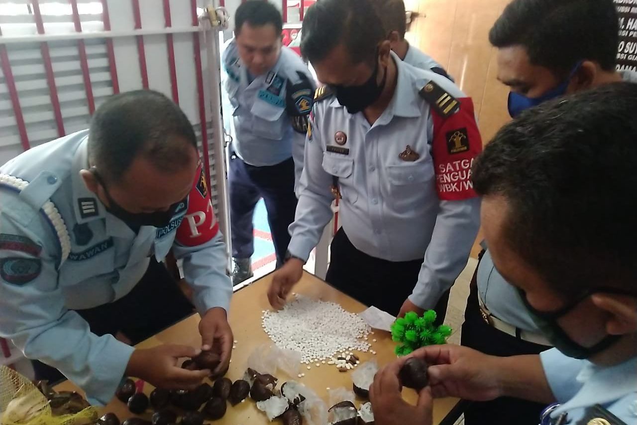 Istri Jenguk Suami di Lapas Sambil Kirim Paket Buah Salak Berisikan Obat Terlarang