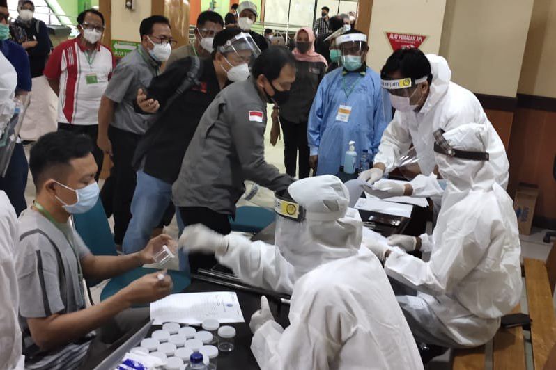 Bapaslon Rini-Rahmat Jalani Tes Kesehatan KPU Blitar di RSUD Saiful Anwar
