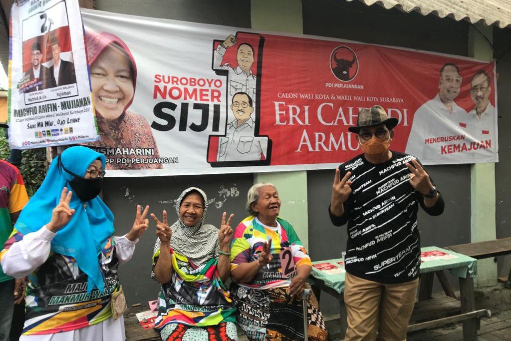 Banyak Poster Eri Cahyadi-Armuji, Machfud Arifin Tetap Keliling Kampung Kenalkan Program UMKM