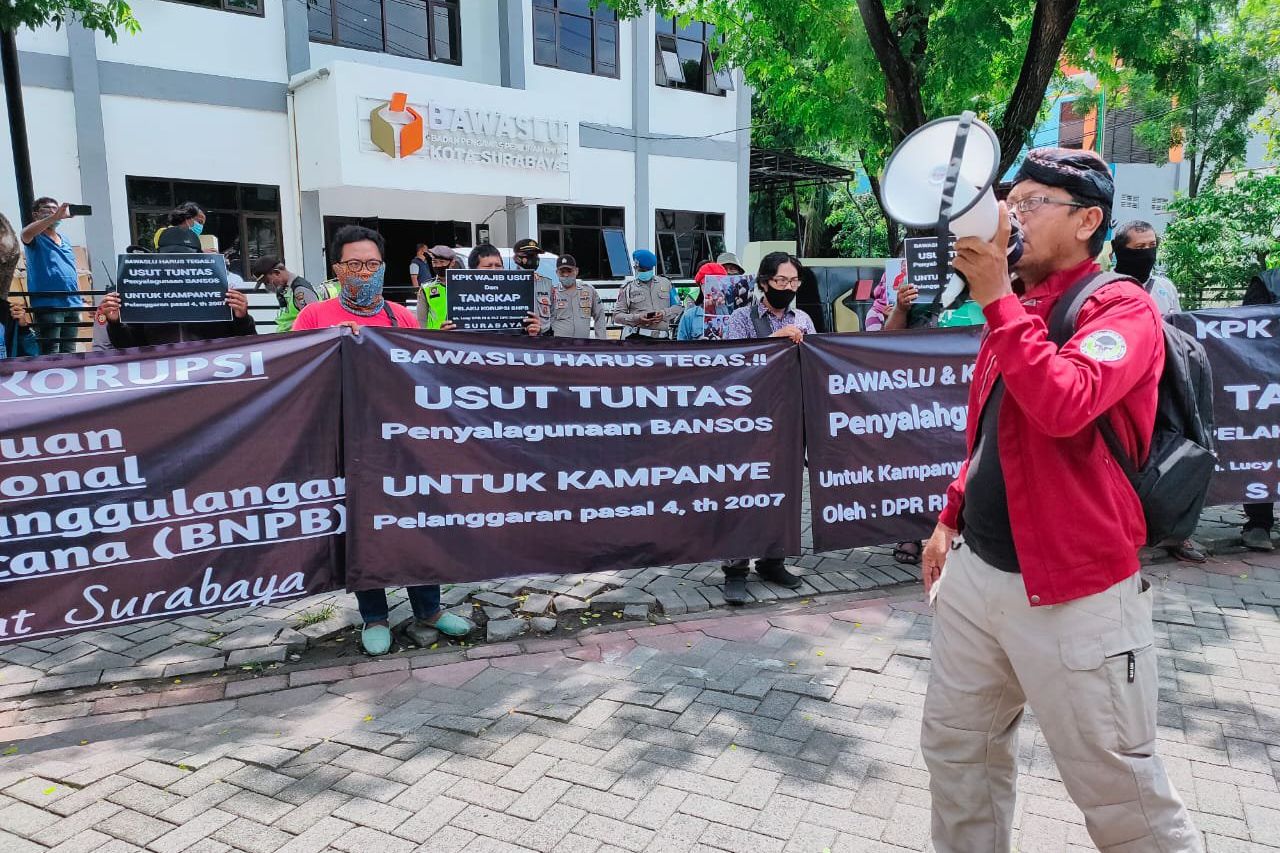 Tuntut Penggunaan Bantuan BNPB untuk Kampanye Pilkada Surabaya, Bawaslu Didemo