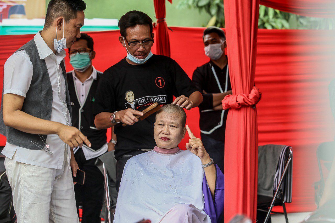 Rayakan Kemenangan Eri Cahyadi-Armuji, Kader PDIP Cukur Masal