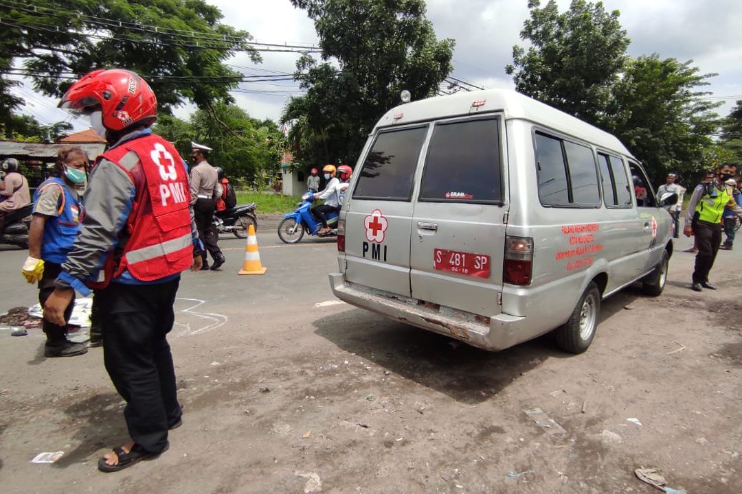 Menyenggol Truk, Penumpang Motor di Mojokerto Tewas Terlindas