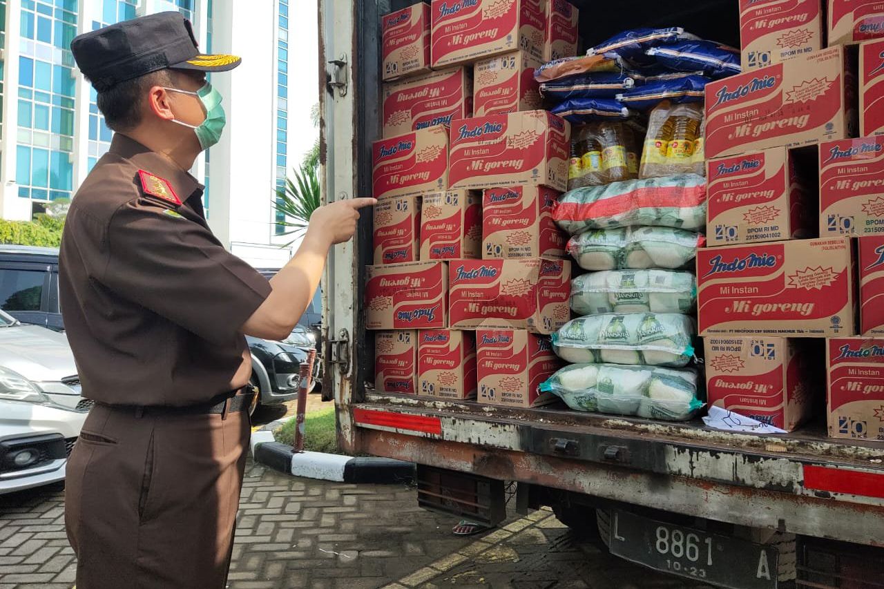 Kejati Jatim Beri Bantuan 10 Ton Beras bagi Korban Gempa di Jatim