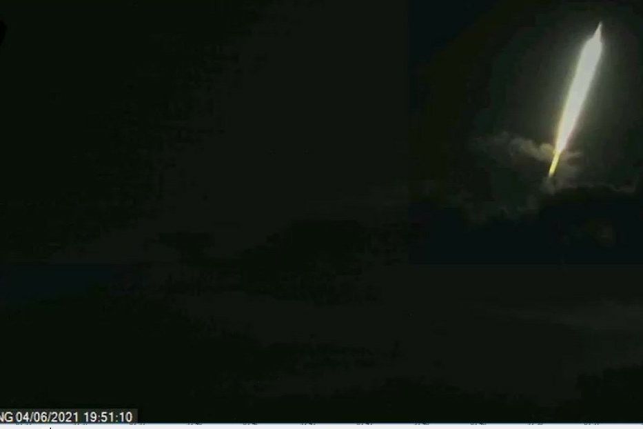 Ada Cahaya Berbentuk Seperti “Pedang” di Atas Gunung Raung