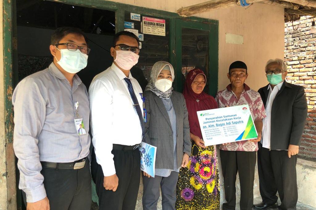 BPJS Ketenagakerjaan Mojokerto Kembali Beri Santunan ke Korban Laka Kerja Siswa Magang