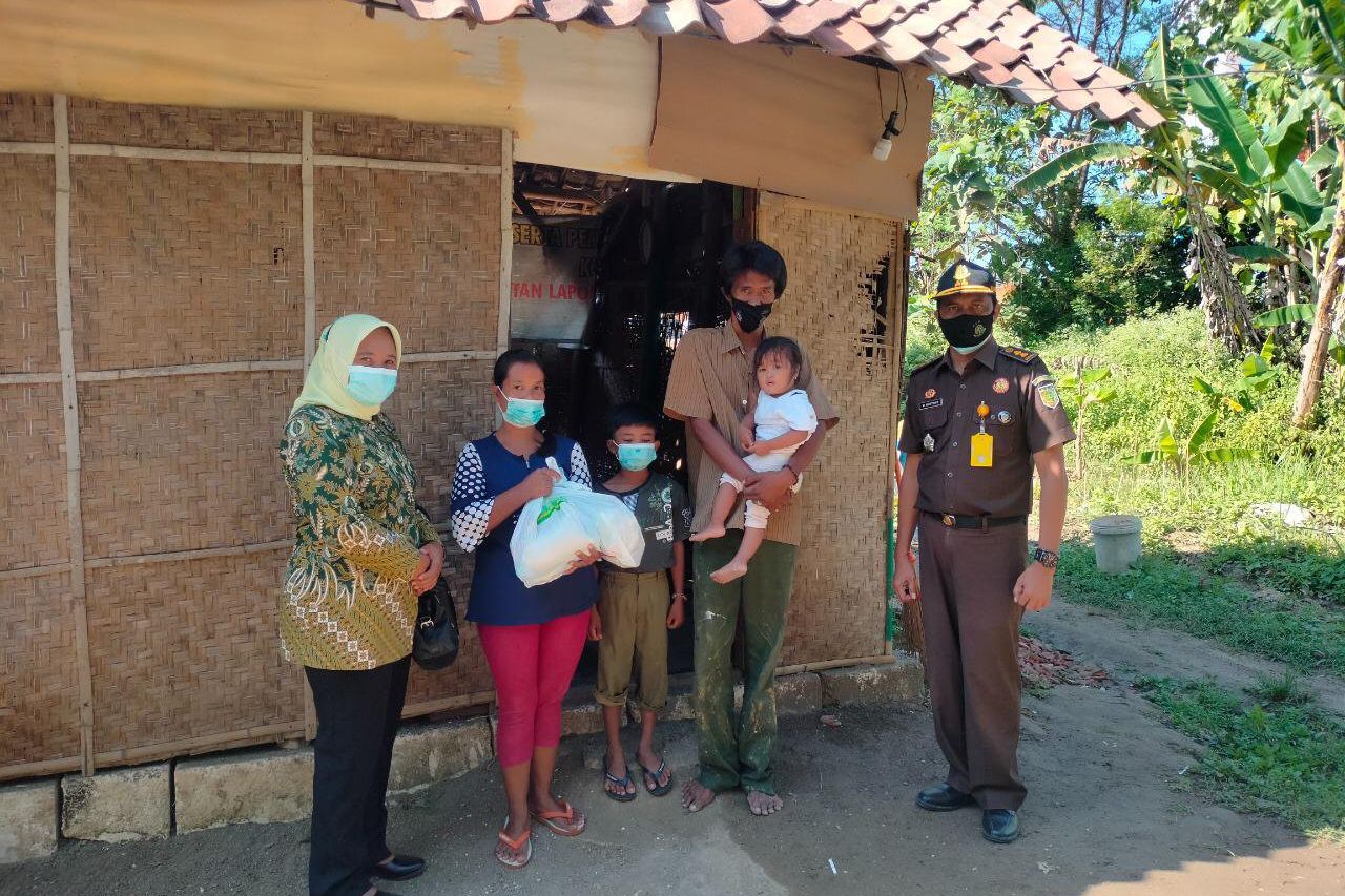 Ringankan Beban Warga di Tengah Pandemi, Kejati Jatim Bagikan 20.400 Paket Sembako