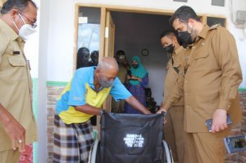 Wali Kota Probolinggo Datangi Rumah dan Bantu Warga Lansia
