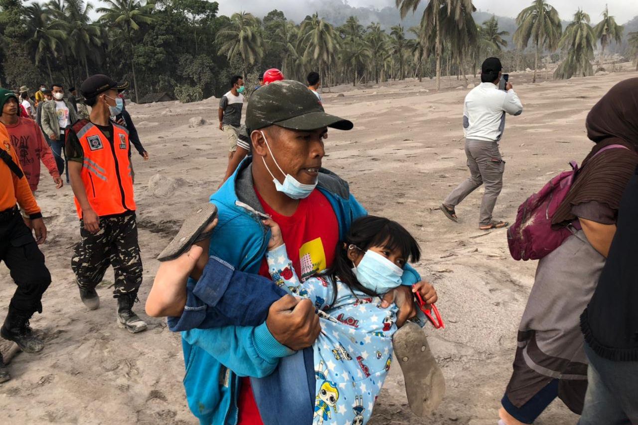 Lahar Semeru Meluncur Deras, Warga Berhamburan saat Selamatkan Barang