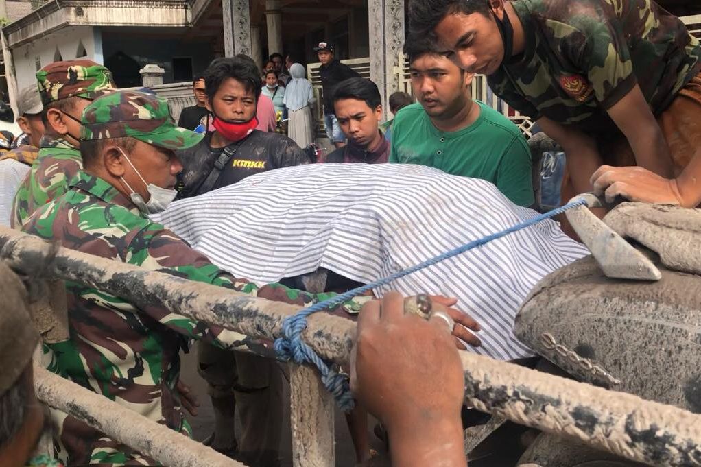 Petugas dan Relawan Evakuasi Korban Tewas akibat Erupsi Semeru