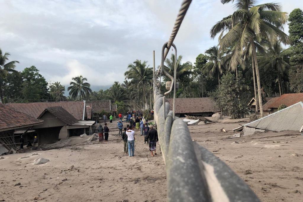 Ketebalan Abu Vulkanik Semeru Hampir Setinggi Tiang Listrik