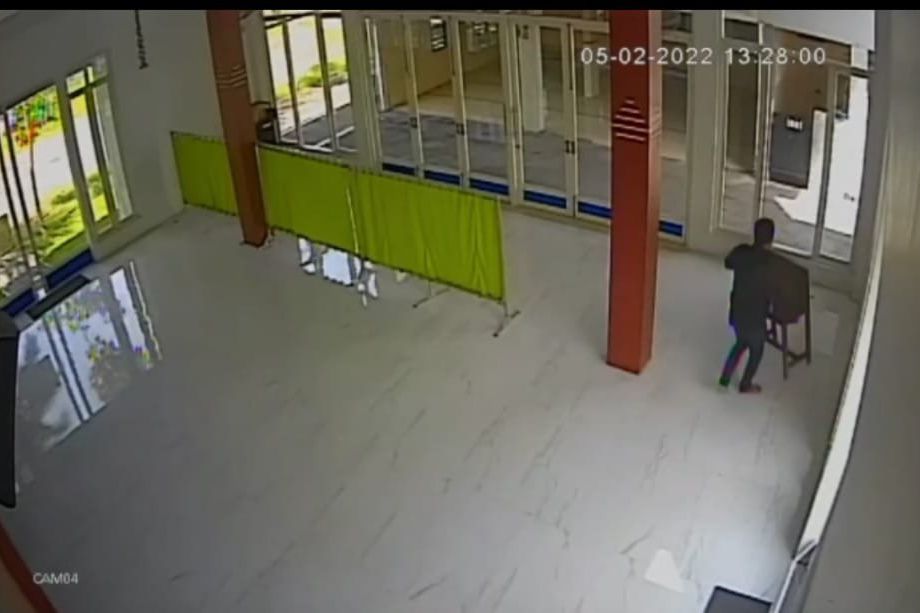 Pura-pura Ikut Salat, Seorang Pria Gondol Kotak Amal Masjid Terekam CCTV