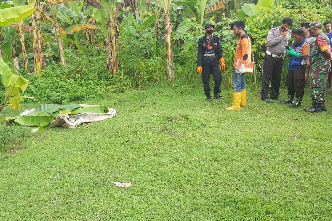 Jasad Lelaki Tanpa Identitas Mengapung di Sungai Marmoyo Mojokerto