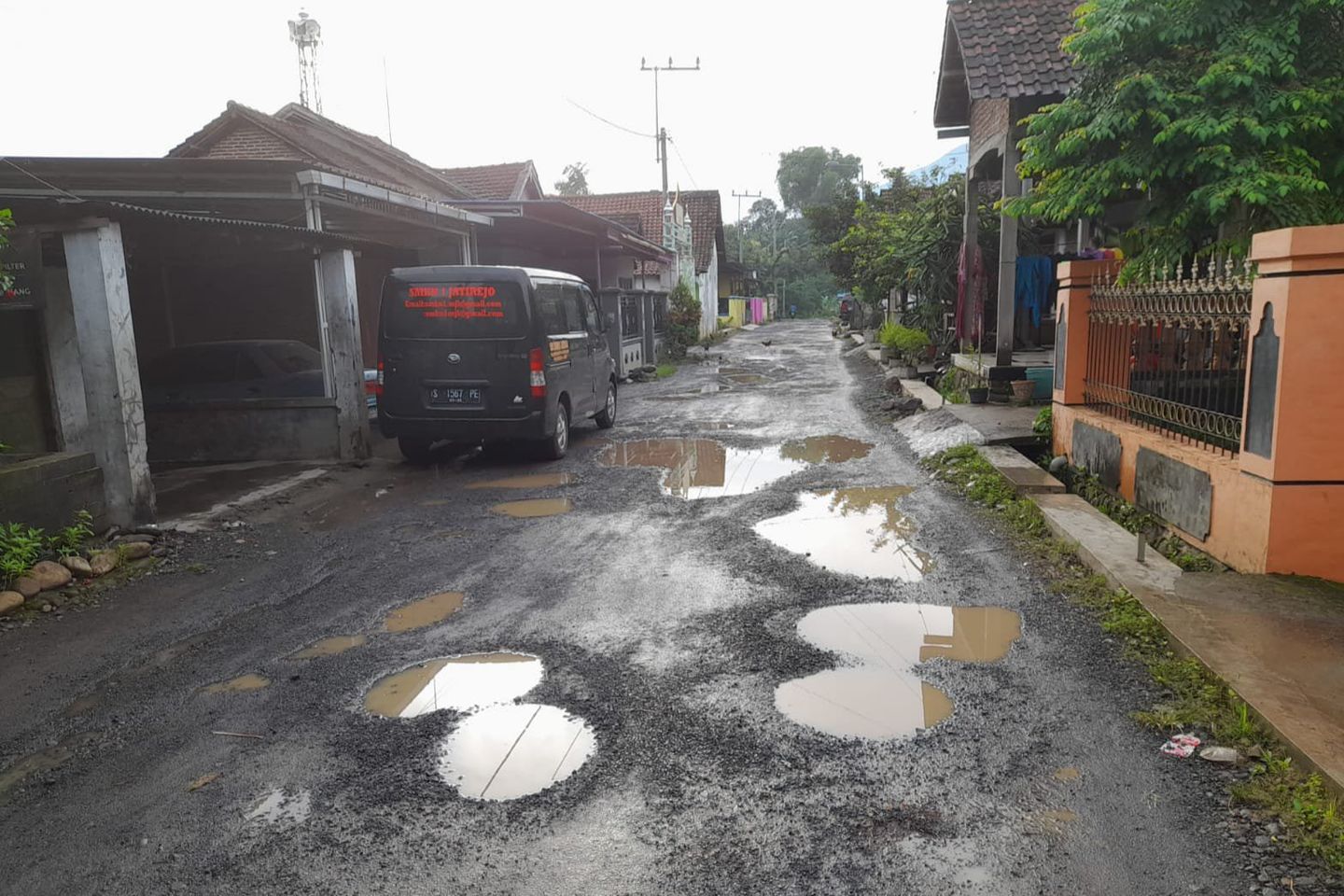 Empat Tahun Jalan Desa Rusak akibat Truk Tambang Sirtu di Mojokerto
