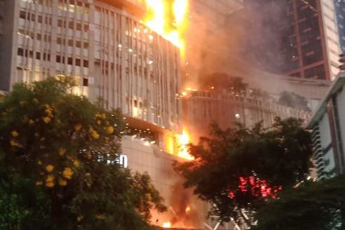 Wali Kota Surabaya Pantau Pembasahan Tunjungan Plaza