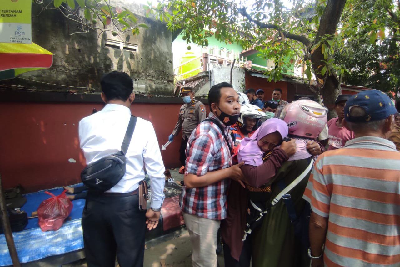 Pamit Dagang, Perempuan di Mojokerto Histeris Lihat Suaminya Meninggal di Lapak Akiknya