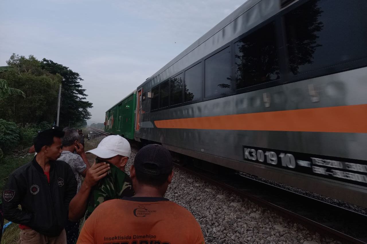 Seorang Perempuan Tewas Tersambar Kereta di Madiun