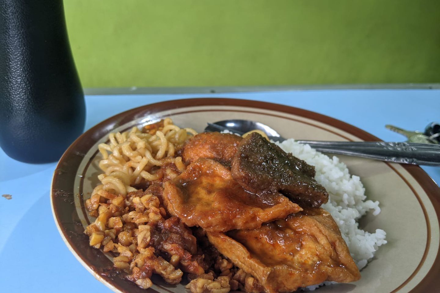 Legitnya Daging Opor Bikin Nagih, Citarasa Nasi Campur Legendaris di Kota Mojokerto