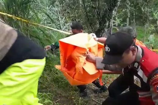 Warga Trawas Digegerkan Temuan Bayi Dibungkus Handuk Warna Merah