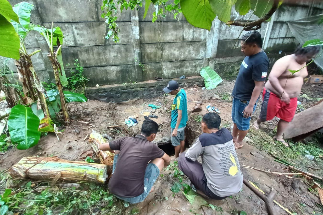 Warga Awang-awang Mojokerto Tutup Paksa Saluran Pembuangan Limbah Pabrik Teh Sosro